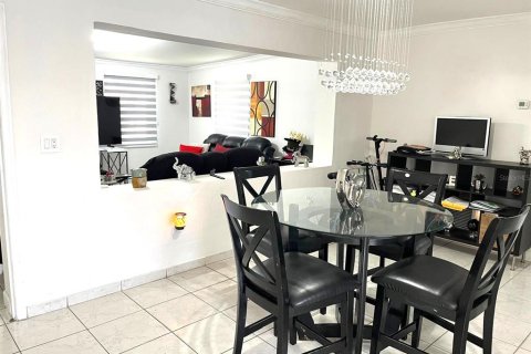 Villa ou maison à vendre à Hollywood, Floride: 4 chambres, 173.63 m2 № 1802298 - photo 14