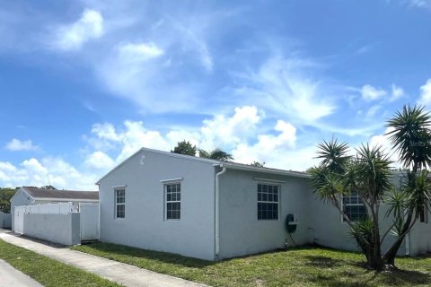 Villa ou maison à vendre à Hollywood, Floride: 4 chambres, 173.63 m2 № 1802298 - photo 1
