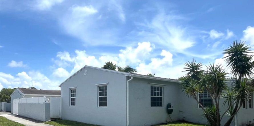 Villa ou maison à Hollywood, Floride 4 chambres, 173.63 m2 № 1802298