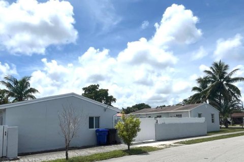 Villa ou maison à vendre à Hollywood, Floride: 4 chambres, 173.63 m2 № 1802298 - photo 2