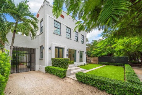 Снять в аренду виллу или дом в Майами, Флорида 4 спальни, 236.81м2, № 1986855 - фото 2