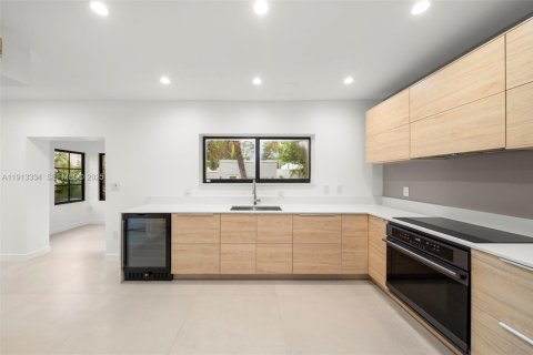 Снять в аренду виллу или дом в Майами, Флорида 4 спальни, 236.81м2, № 1986855 - фото 29