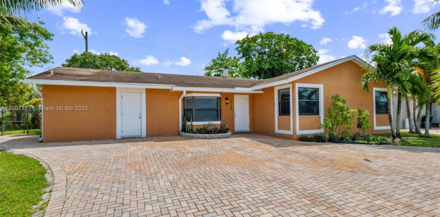 House in Boca Raton, Florida 4 bedrooms, 227.89 sq.m. № 1943787