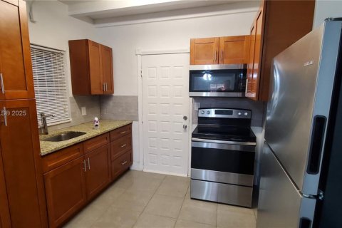 Casa en venta en Miami, Florida, 2 dormitorios, 58.06 m2 № 1937191 - foto 3