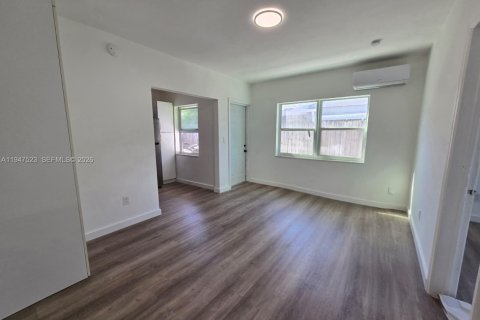 Снять в аренду виллу или дом в Норт-Майами-Бич, Флорида 1 спальня, № 2003557 - фото 4