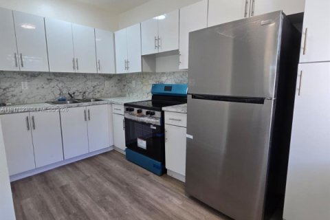 Снять в аренду виллу или дом в Норт-Майами-Бич, Флорида 1 спальня, № 2003557 - фото 2