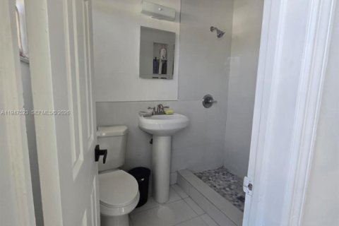 Снять в аренду виллу или дом в Норт-Майами-Бич, Флорида 1 спальня, № 2003557 - фото 9