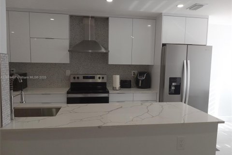 Adosado en alquiler en Plantation, Florida, 3 dormitorios, 164.44 m2 № 1923569 - foto 1