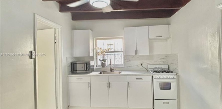 Immobilier commercial à Hialeah, Floride 1 chambre, 193.24 m2 № 1890923