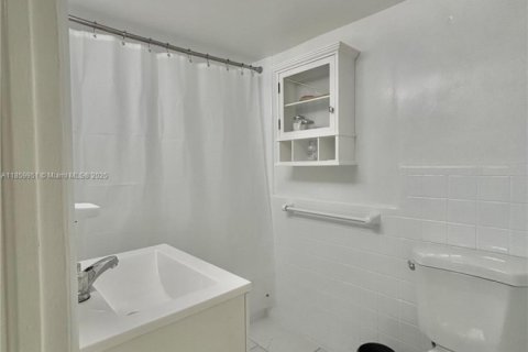 Commercial property in Hialeah, Florida 1 bedroom, 193.24 sq.m. № 1890923 - photo 8