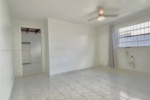 Commercial property in Hialeah, Florida 1 bedroom, 193.24 sq.m. № 1890923 - photo 4