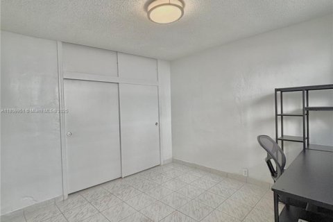 Commercial property in Hialeah, Florida 1 bedroom, 193.24 sq.m. № 1890923 - photo 7