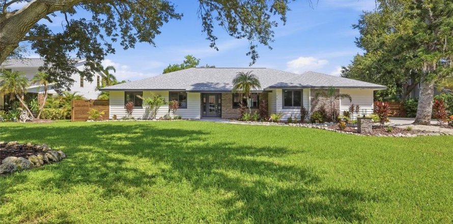 House in Bradenton, Florida 5 bedrooms, 267.47 sq.m. № 2394247