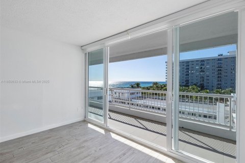 Condo in Surfside, Florida, 2 bedrooms № 1855229 - photo 11