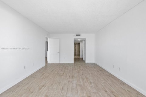 Condo in Surfside, Florida, 2 bedrooms № 1855229 - photo 25