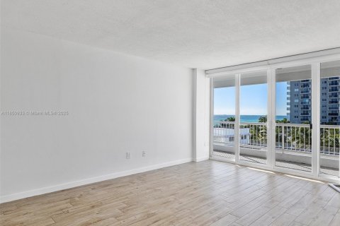 Condo in Surfside, Florida, 2 bedrooms № 1855229 - photo 22