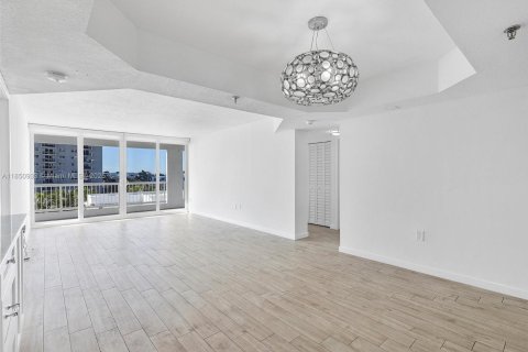 Condo in Surfside, Florida, 2 bedrooms № 1855229 - photo 3