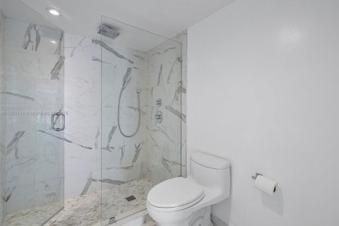 Condo in Surfside, Florida, 2 bedrooms № 1855229 - photo 30