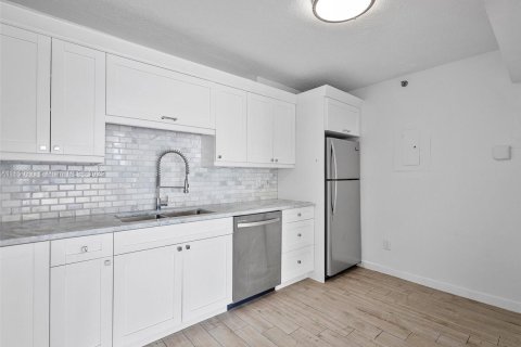 Condo in Surfside, Florida, 2 bedrooms № 1855229 - photo 5