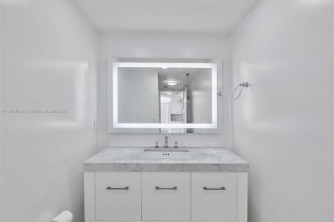 Condo in Surfside, Florida, 2 bedrooms № 1855229 - photo 17