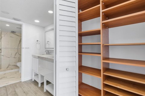 Condo in Surfside, Florida, 2 bedrooms № 1855229 - photo 27