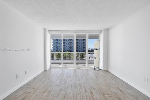 Condo in Surfside, Florida, 2 bedrooms № 1855229 - photo 23