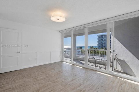 Condo in Surfside, Florida, 2 bedrooms № 1855229 - photo 19