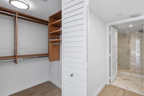 Condo in Surfside, Florida, 2 bedrooms № 1855229 - photo 26