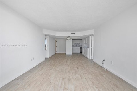 Condo in Surfside, Florida, 2 bedrooms № 1855229 - photo 12