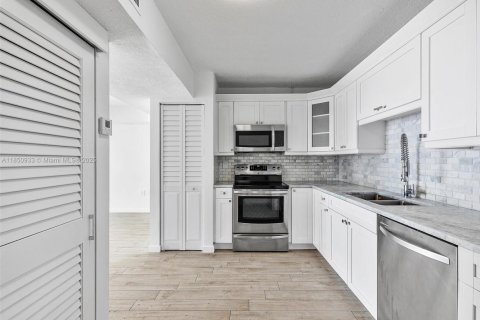 Condo in Surfside, Florida, 2 bedrooms № 1855229 - photo 7