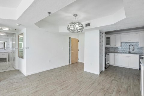 Condo in Surfside, Florida, 2 bedrooms № 1855229 - photo 10