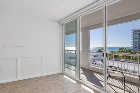 Condo in Surfside, Florida, 2 bedrooms № 1855229 - photo 21