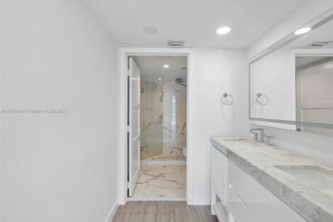 Condo in Surfside, Florida, 2 bedrooms № 1855229 - photo 29