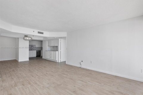 Condo in Surfside, Florida, 2 bedrooms № 1855229 - photo 14