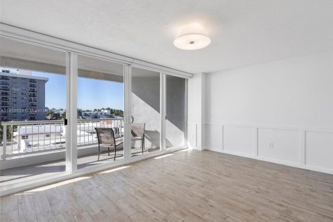 Condo in Surfside, Florida, 2 bedrooms № 1855229 - photo 18