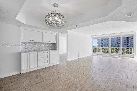 Condo in Surfside, Florida, 2 bedrooms № 1855229 - photo 1