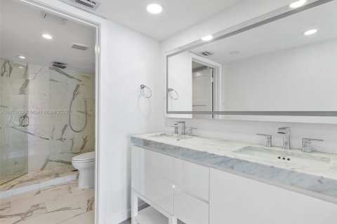 Condo in Surfside, Florida, 2 bedrooms № 1855229 - photo 28