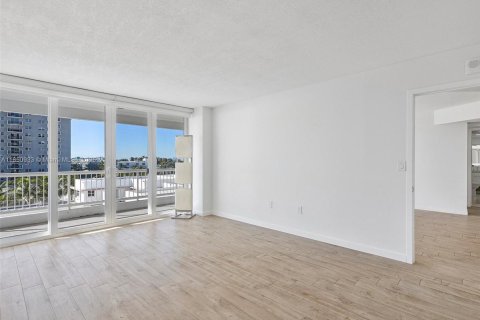 Condo in Surfside, Florida, 2 bedrooms № 1855229 - photo 24