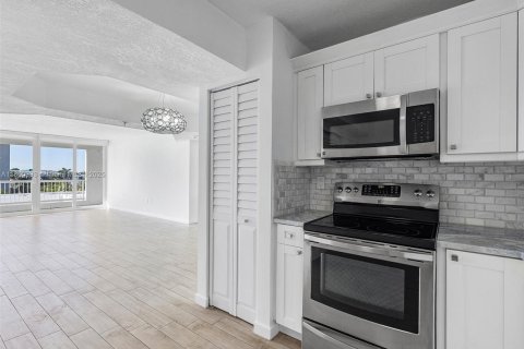 Condo in Surfside, Florida, 2 bedrooms № 1855229 - photo 9