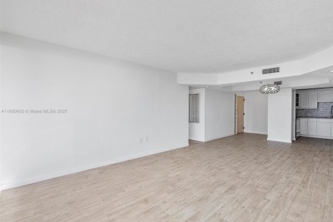 Condo in Surfside, Florida, 2 bedrooms № 1855229 - photo 13