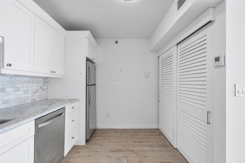 Condo in Surfside, Florida, 2 bedrooms № 1855229 - photo 6