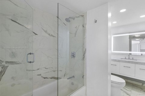 Condo in Surfside, Florida, 2 bedrooms № 1855229 - photo 16