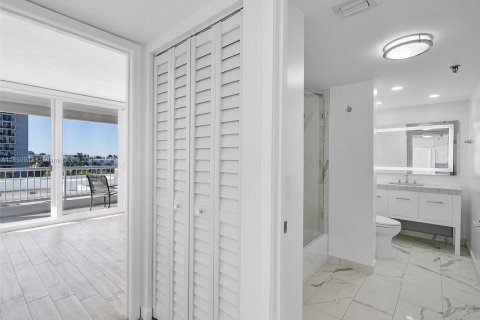 Condo in Surfside, Florida, 2 bedrooms № 1855229 - photo 15