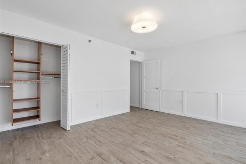 Condo in Surfside, Florida, 2 bedrooms № 1855229 - photo 20