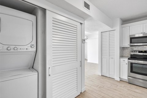 Condo in Surfside, Florida, 2 bedrooms № 1855229 - photo 8