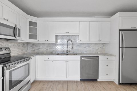 Condo in Surfside, Florida, 2 bedrooms № 1855229 - photo 4