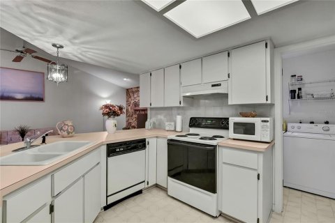 House in Spring Hill, Florida 3 bedrooms, 176.7 sq.m. № 1553491 - photo 16