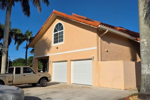 House in Plantation, Florida 5 bedrooms, 327.57 sq.m. № 2068905 - photo 4