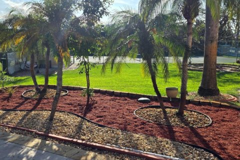 House in Plantation, Florida 5 bedrooms, 327.57 sq.m. № 2068905 - photo 9