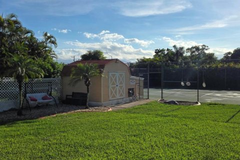 House in Plantation, Florida 5 bedrooms, 327.57 sq.m. № 2068905 - photo 6